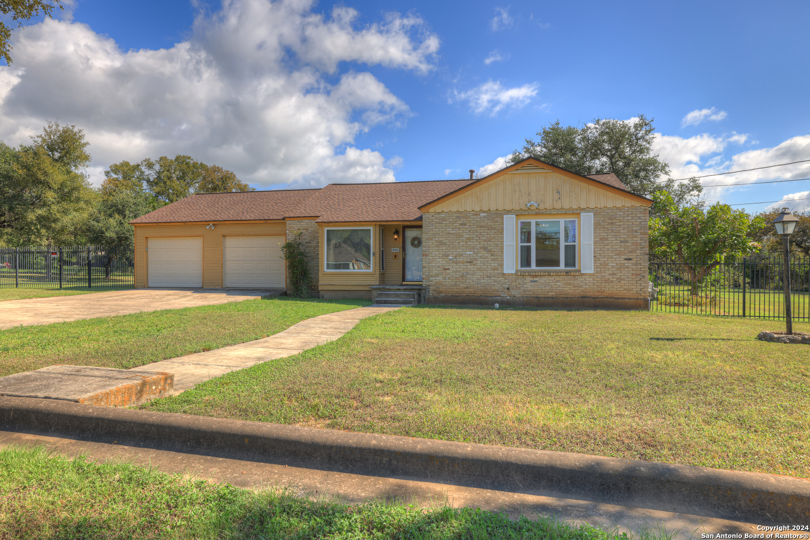 800 N Bishop, San Marcos, TX 78666 — photo 1