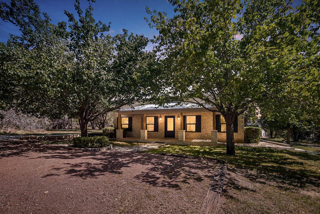 146  Hillside Dr, Fredericksburg, TX 78624 — photo 1