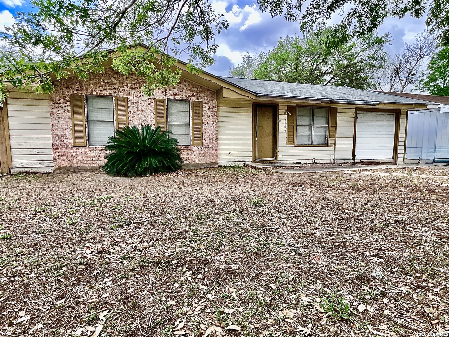 1106 E HUTCHINSON ST, Beeville, TX 78102 — photo 1