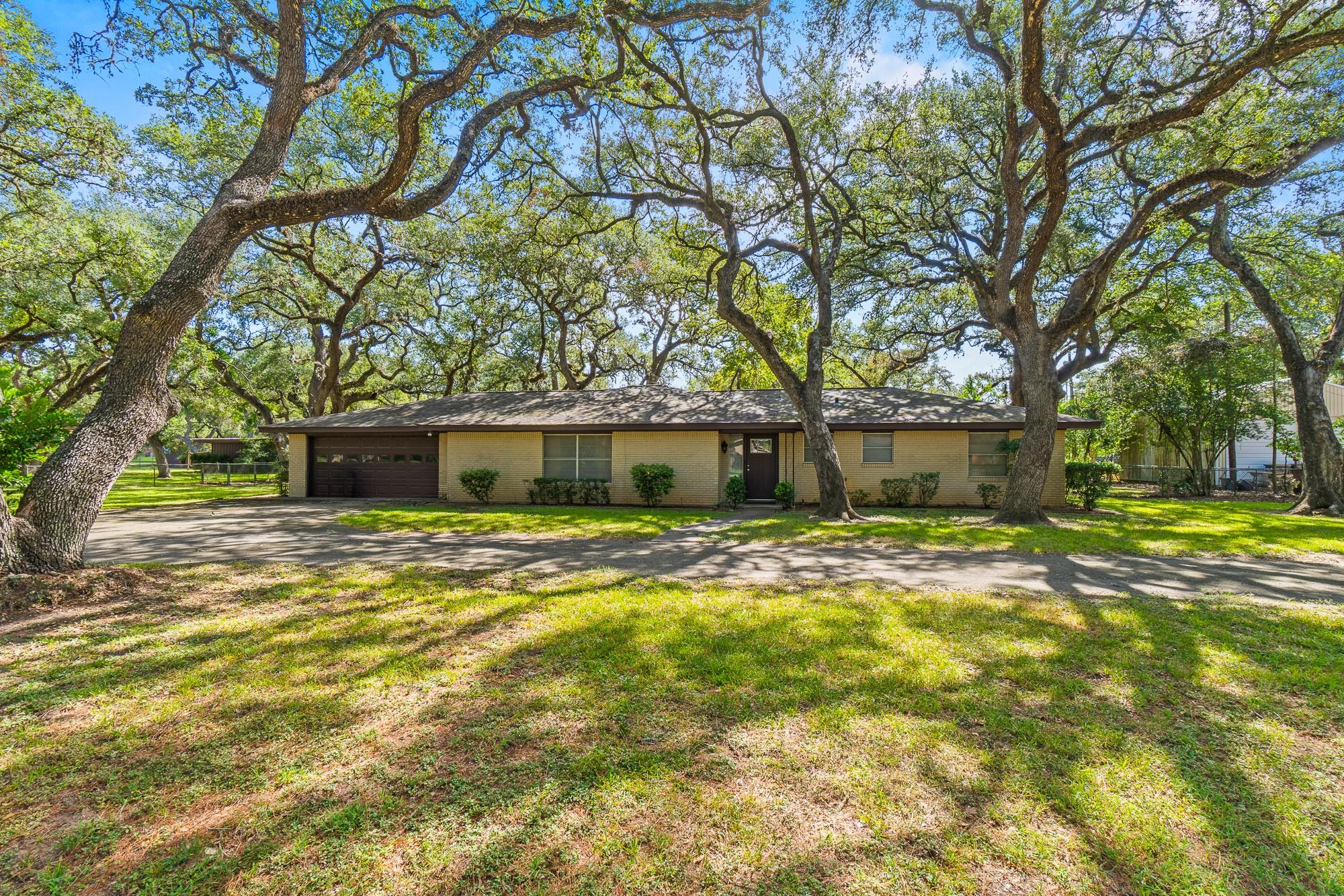 113  Krupka St, Columbus, TX 78934 — photo 1