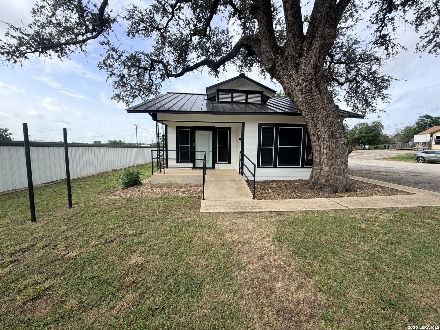 415 W GOODWIN ST, Pleasanton, TX 78064 — photo 1