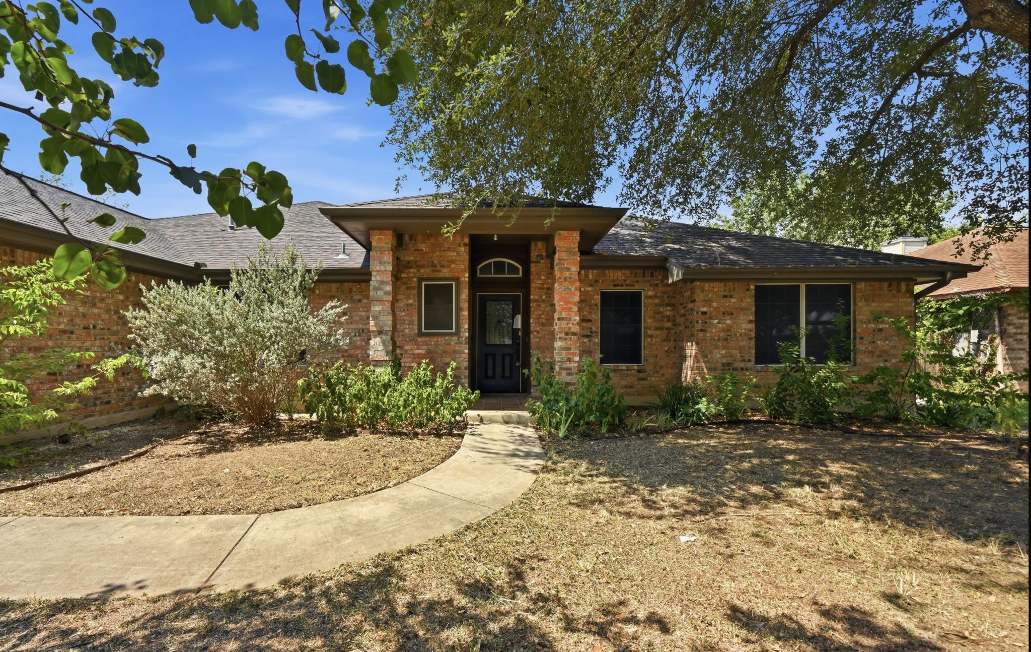 1068 Memorial Cir, New Braunfels, TX 78130 — photo 1