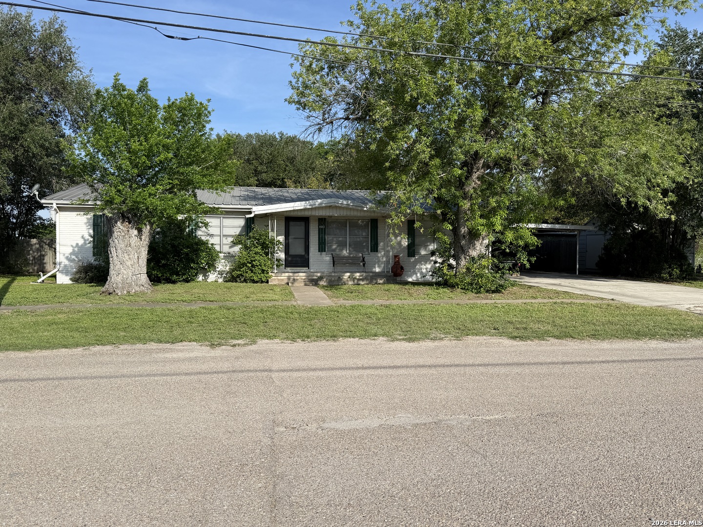 208 S Caves, Three Rivers, TX 78071 — photo 1
