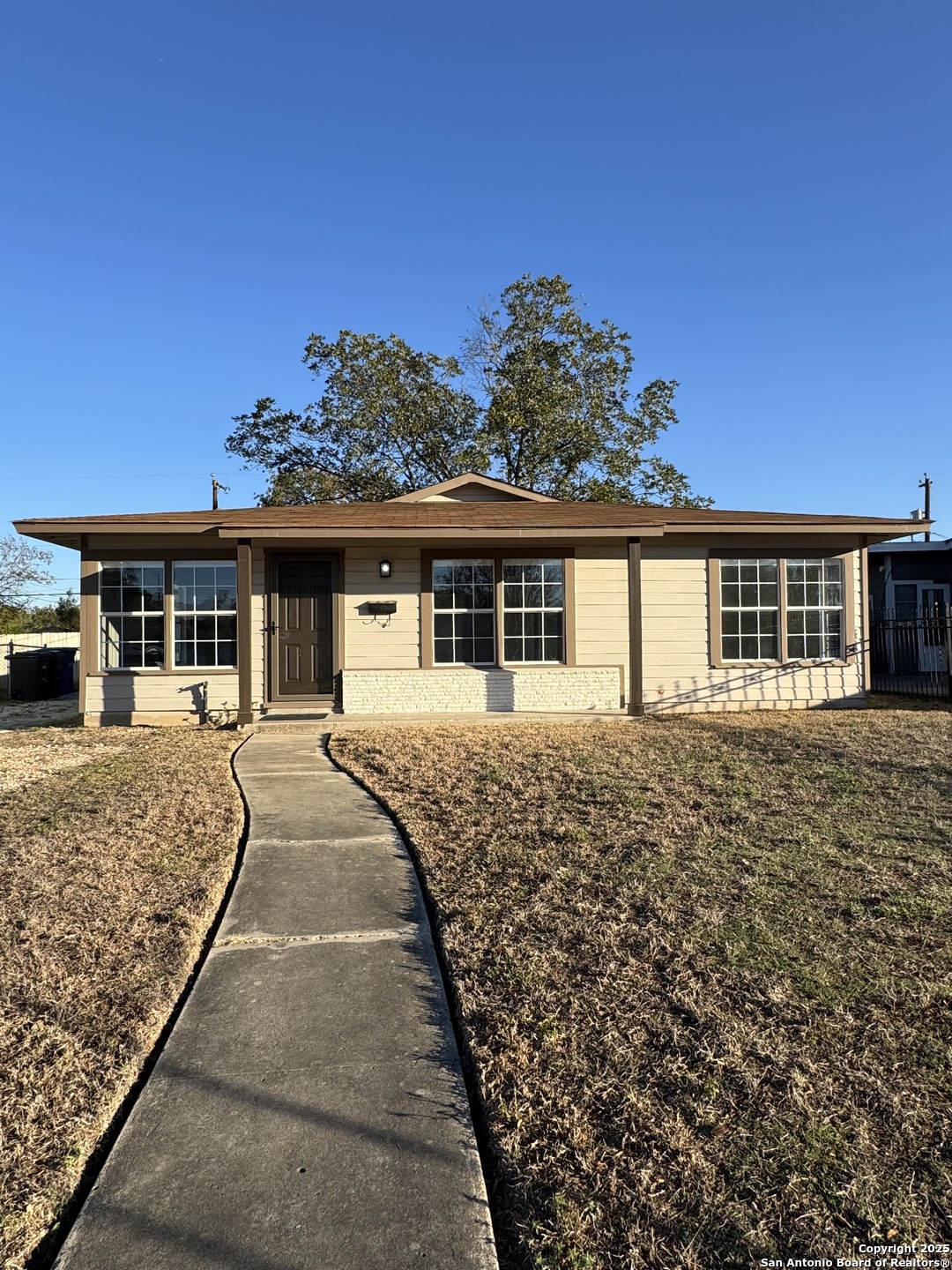 219 E Vestal Pl, San Antonio, TX 78221 — photo 1
