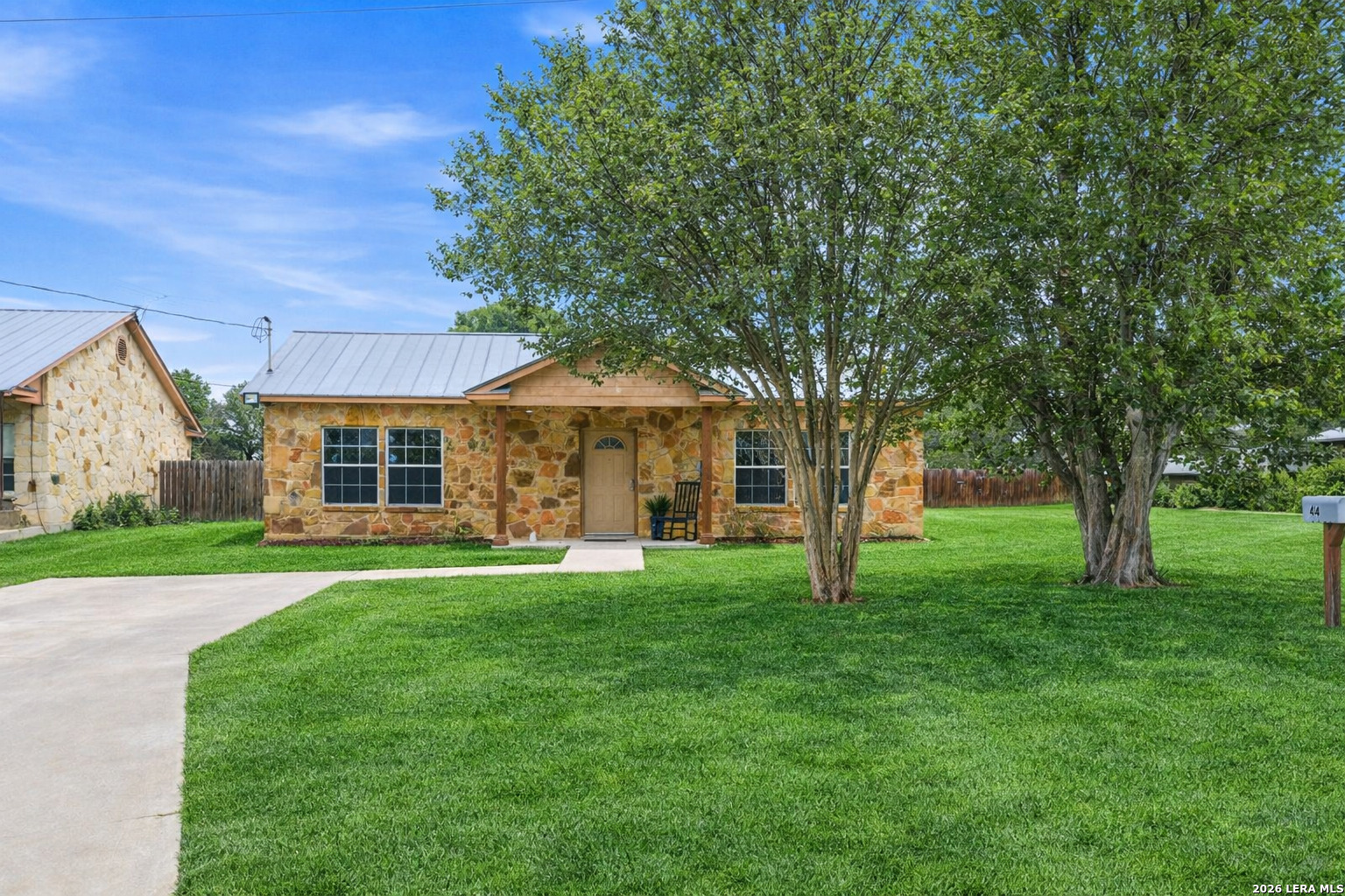414 Harl St, Pleasanton, TX 78064 — photo 1