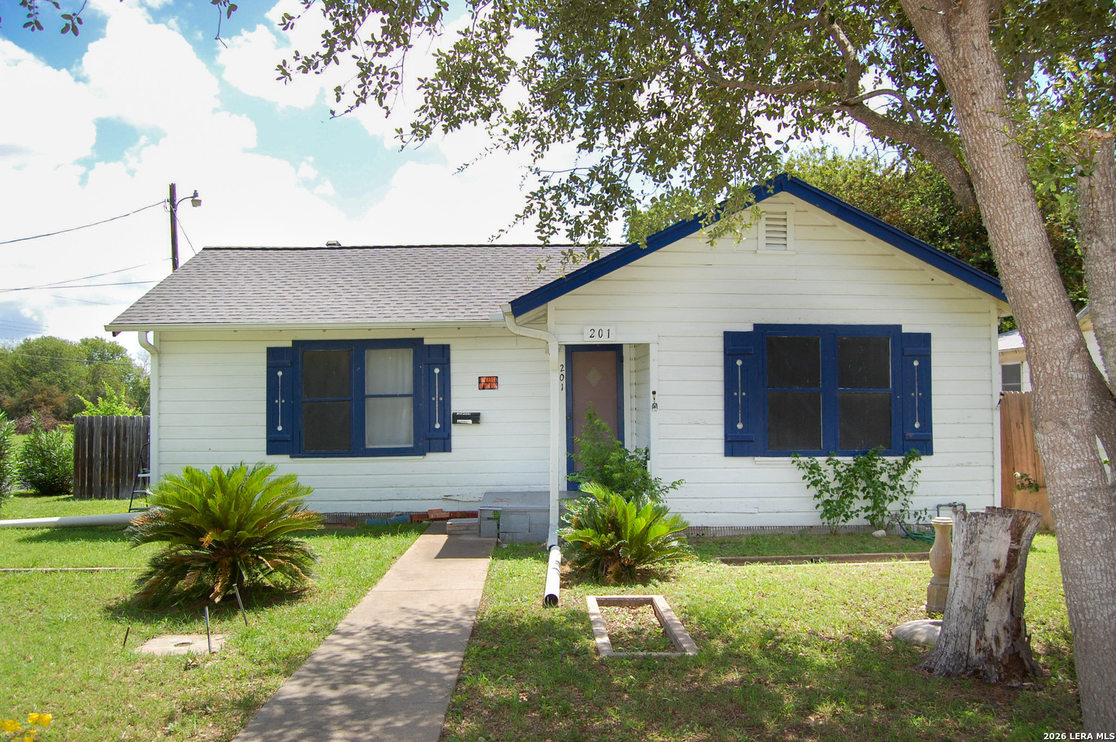 201 S ALTA VISTA ST, Beeville, TX 78102 — photo 1