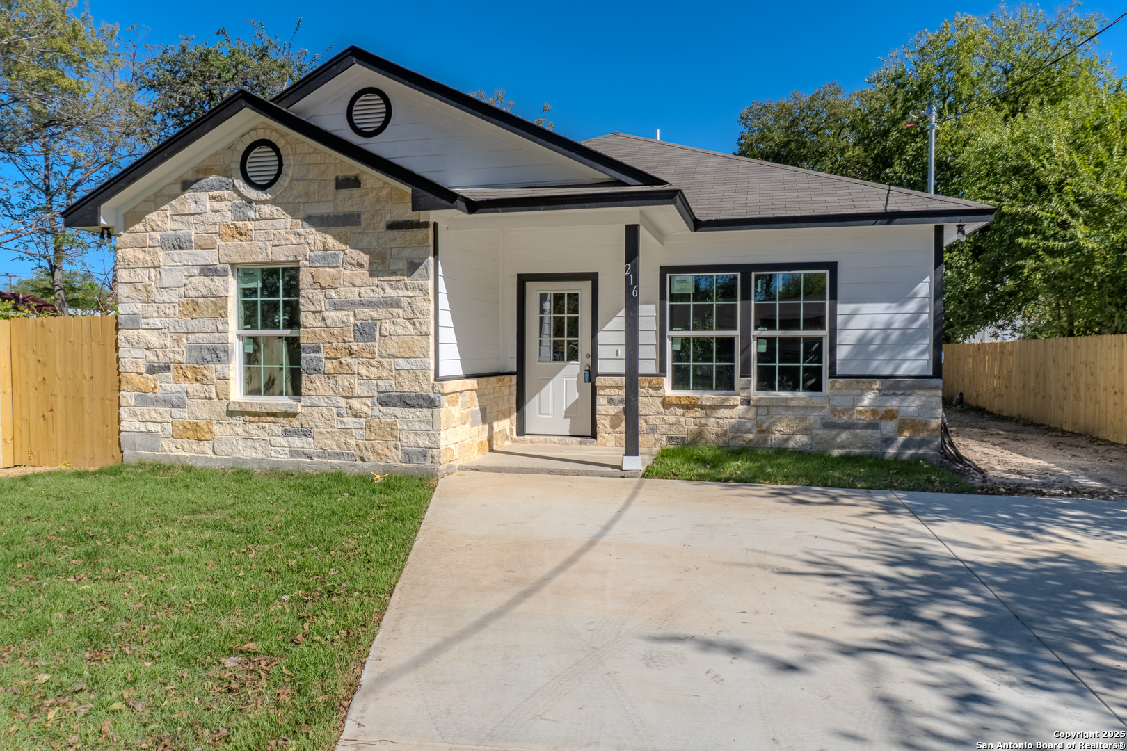 216 S SAN AUGUSTINE AVE, San Antonio, TX 78237 — photo 1