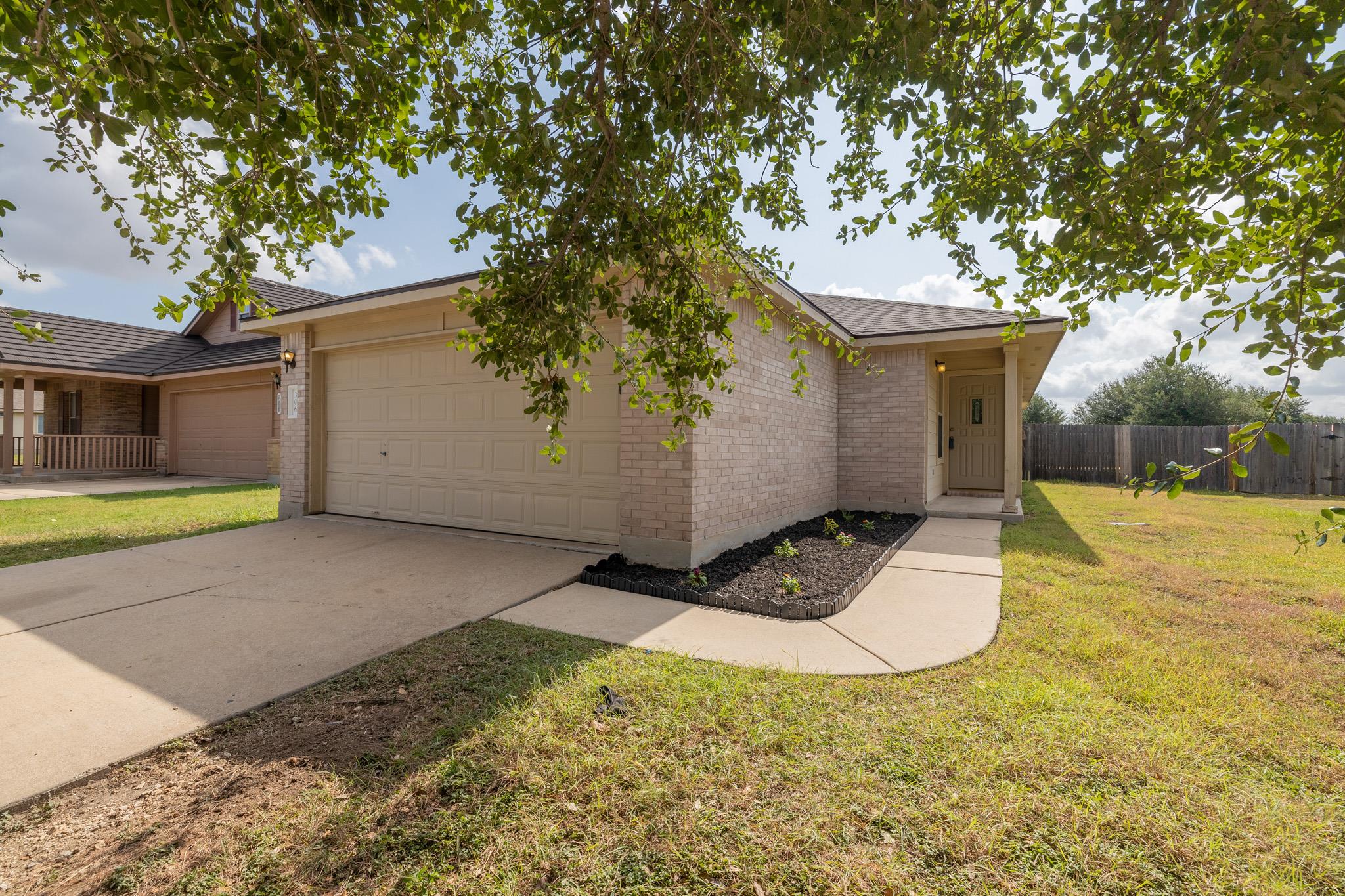 306  Quail Hollow Dr, Hutto, TX 78634 — photo 1