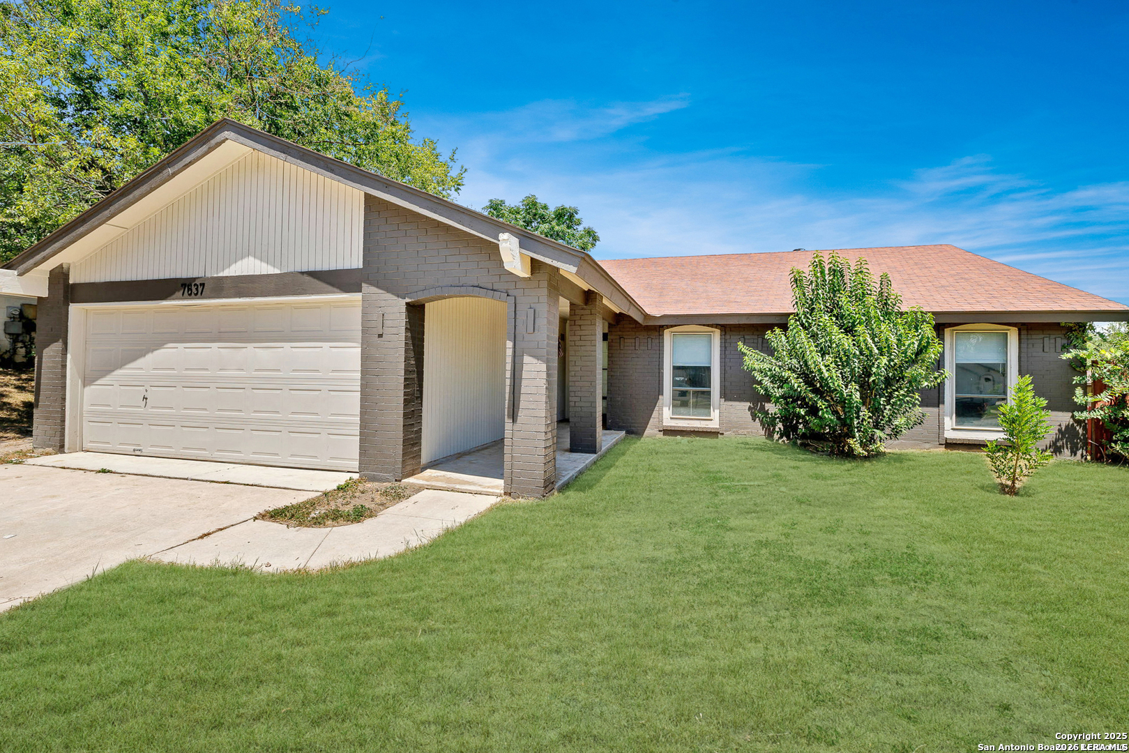 7637 ANTIQUE OAK ST, Live Oak, TX 78233 — photo 1
