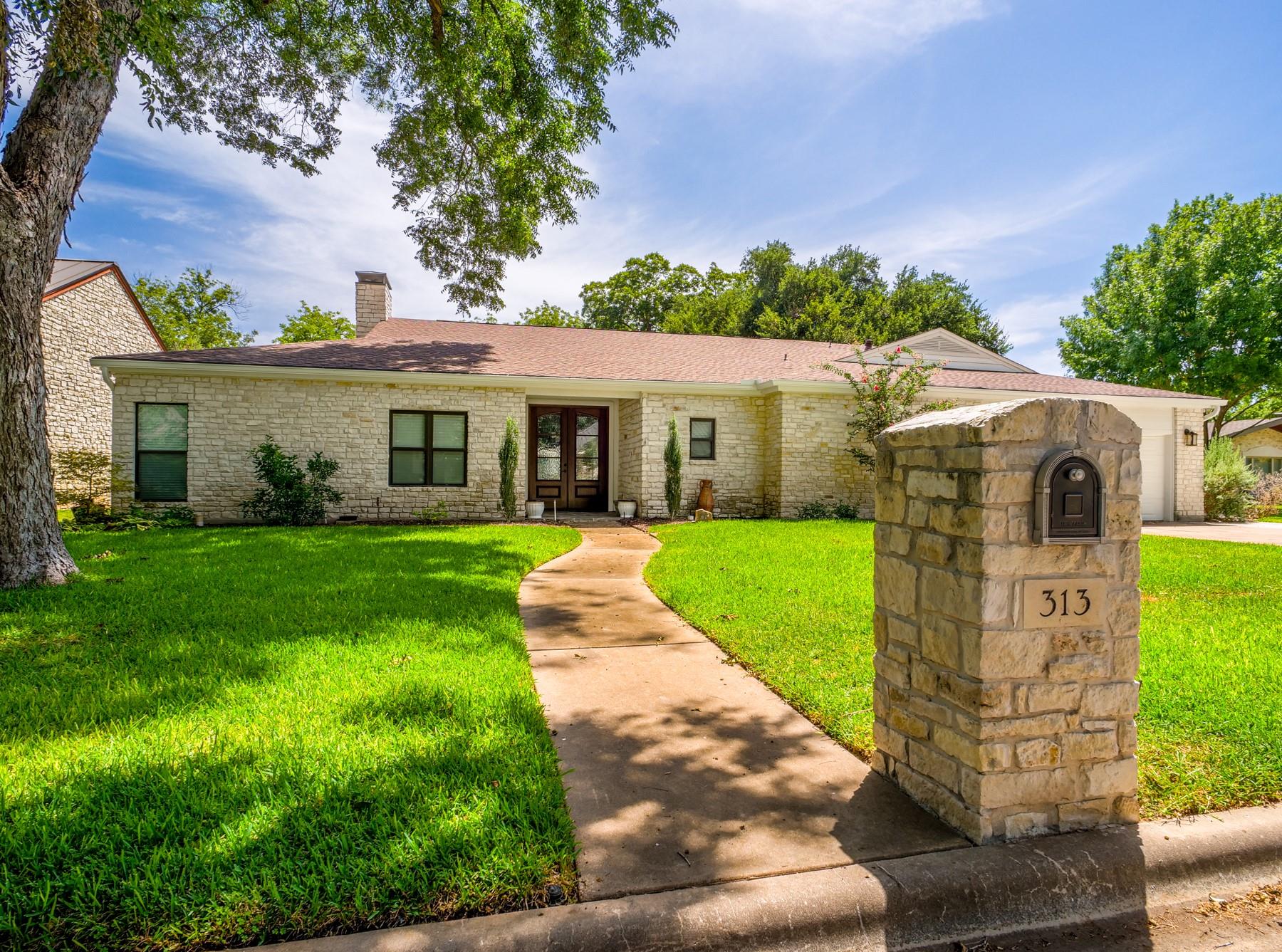 313  Meadowlakes Dr, Meadowlakes, TX 78654 — photo 1