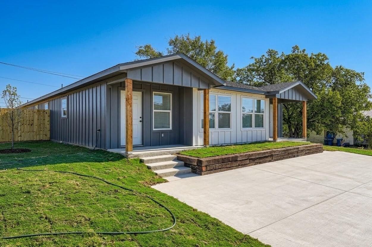 113  Fisher St  #A & B, Elgin, TX 78621 — photo 1