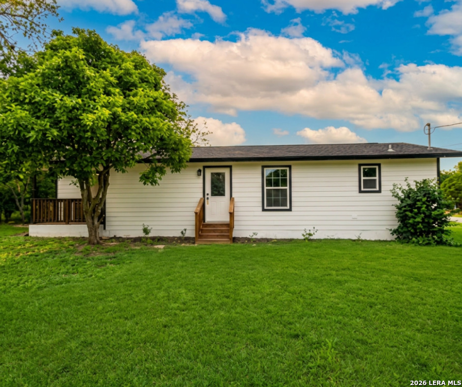209 N Burke St, Beeville, TX 78102 — photo 1