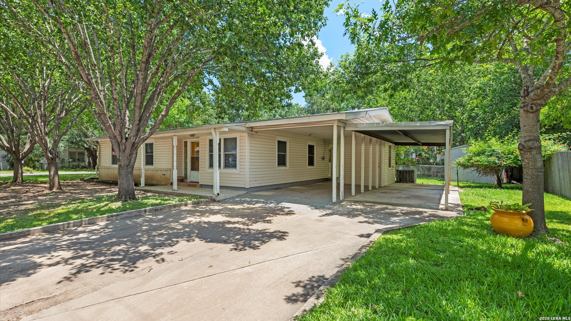 725 W KLINGEMANN ST, New Braunfels, TX 78130 — photo 1