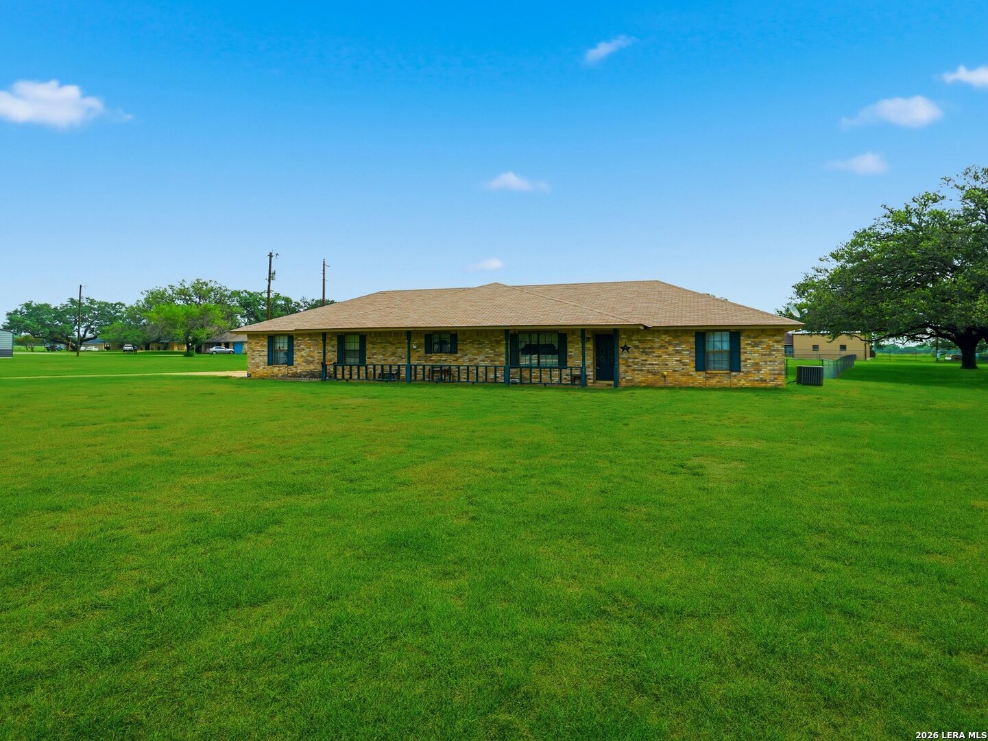 111 Mitch Thomas, Pleasanton, TX 78064 — photo 1