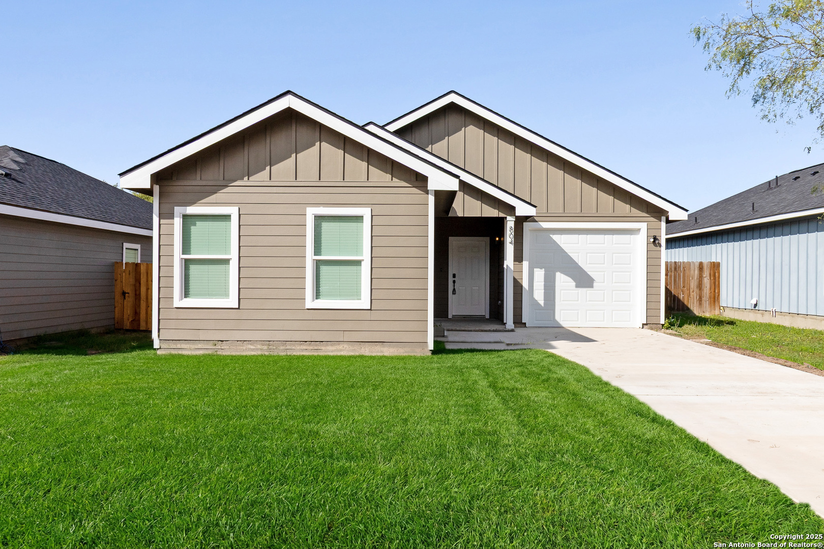 804 W HUNTINGTON ST, Beeville, TX 78102 — photo 1