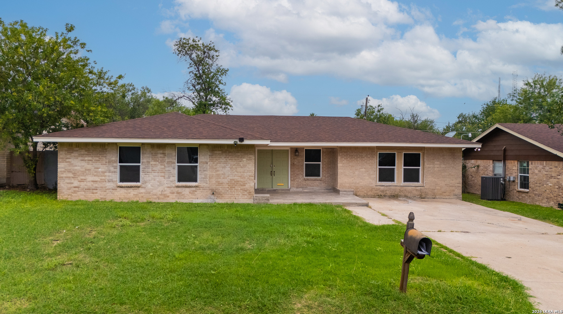 2139 Ricks Dr, Eagle Pass, TX 78852 — photo 1