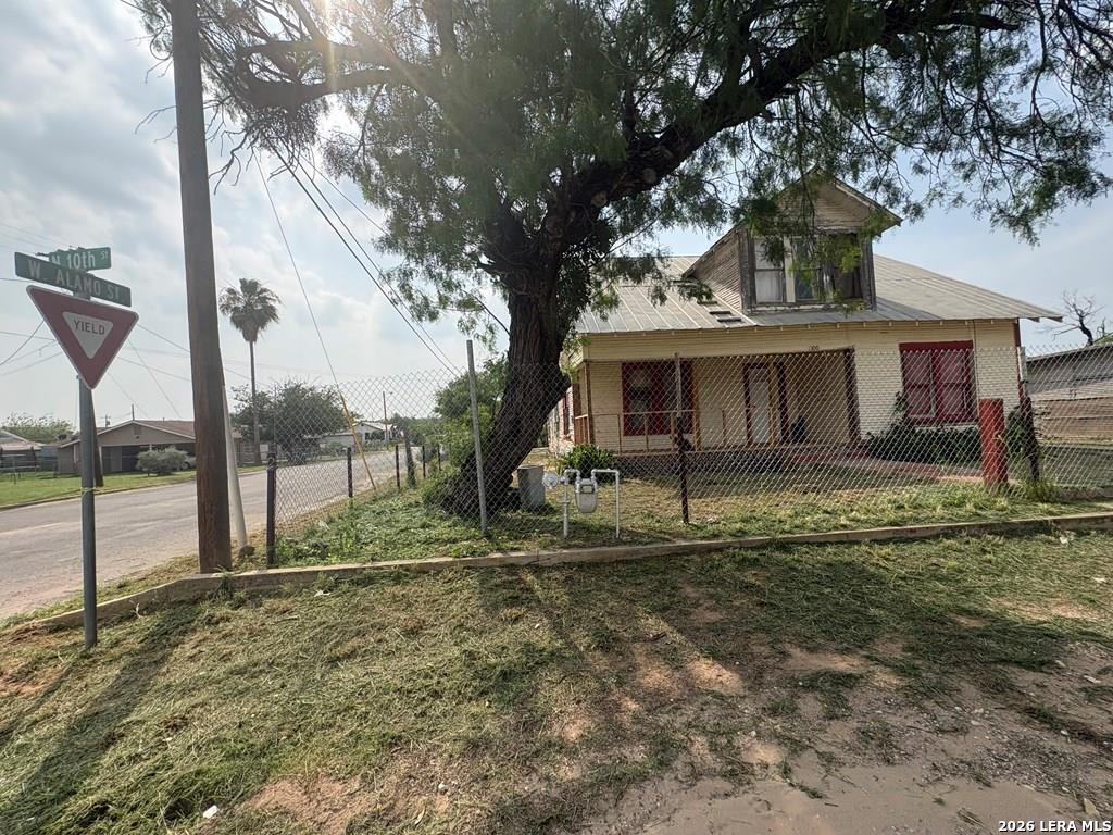 300 N 10th, Carrizo Springs, TX 78834 — photo 1