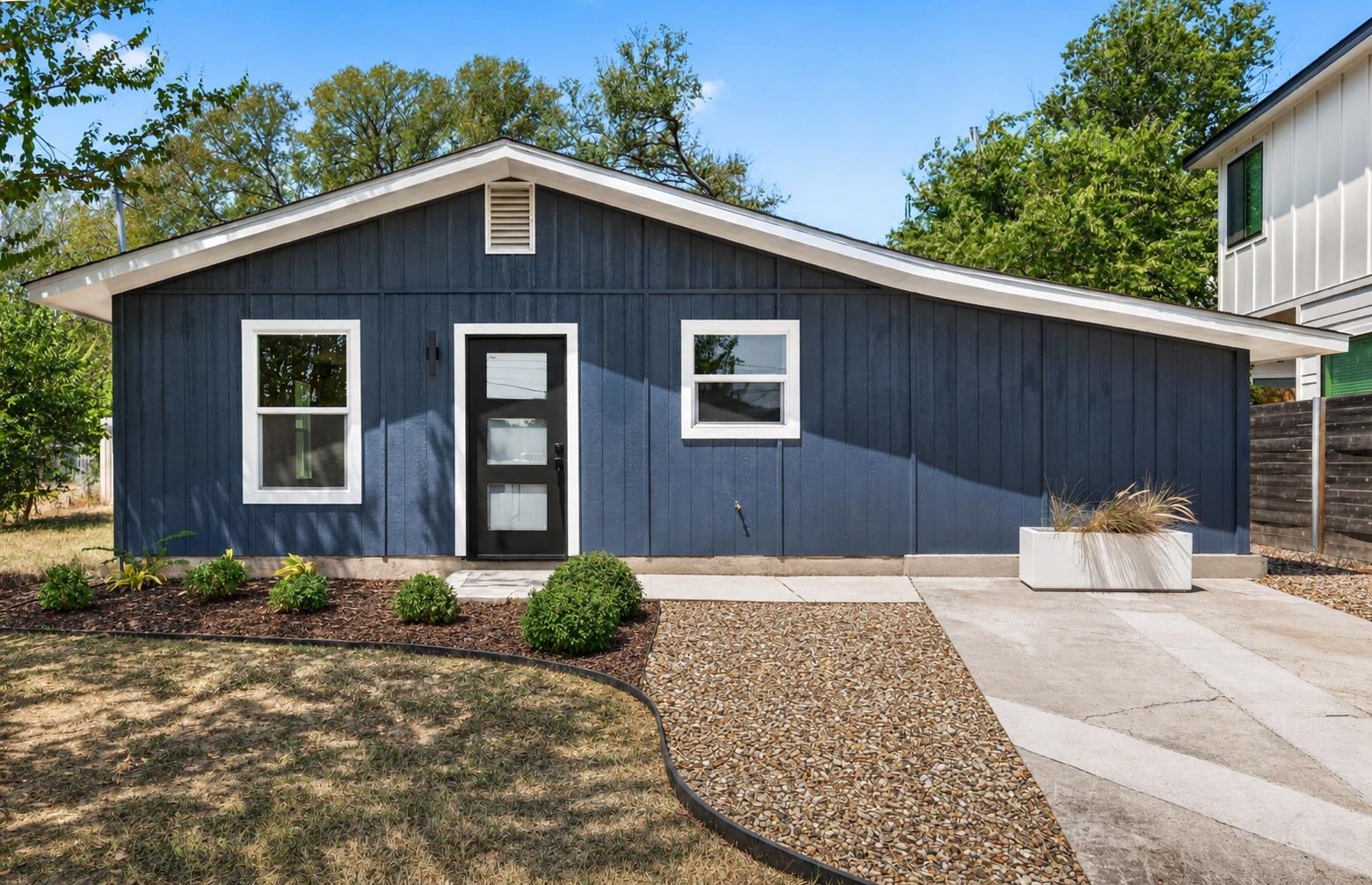 1708  Adina St, Austin, TX 78721 — photo 1