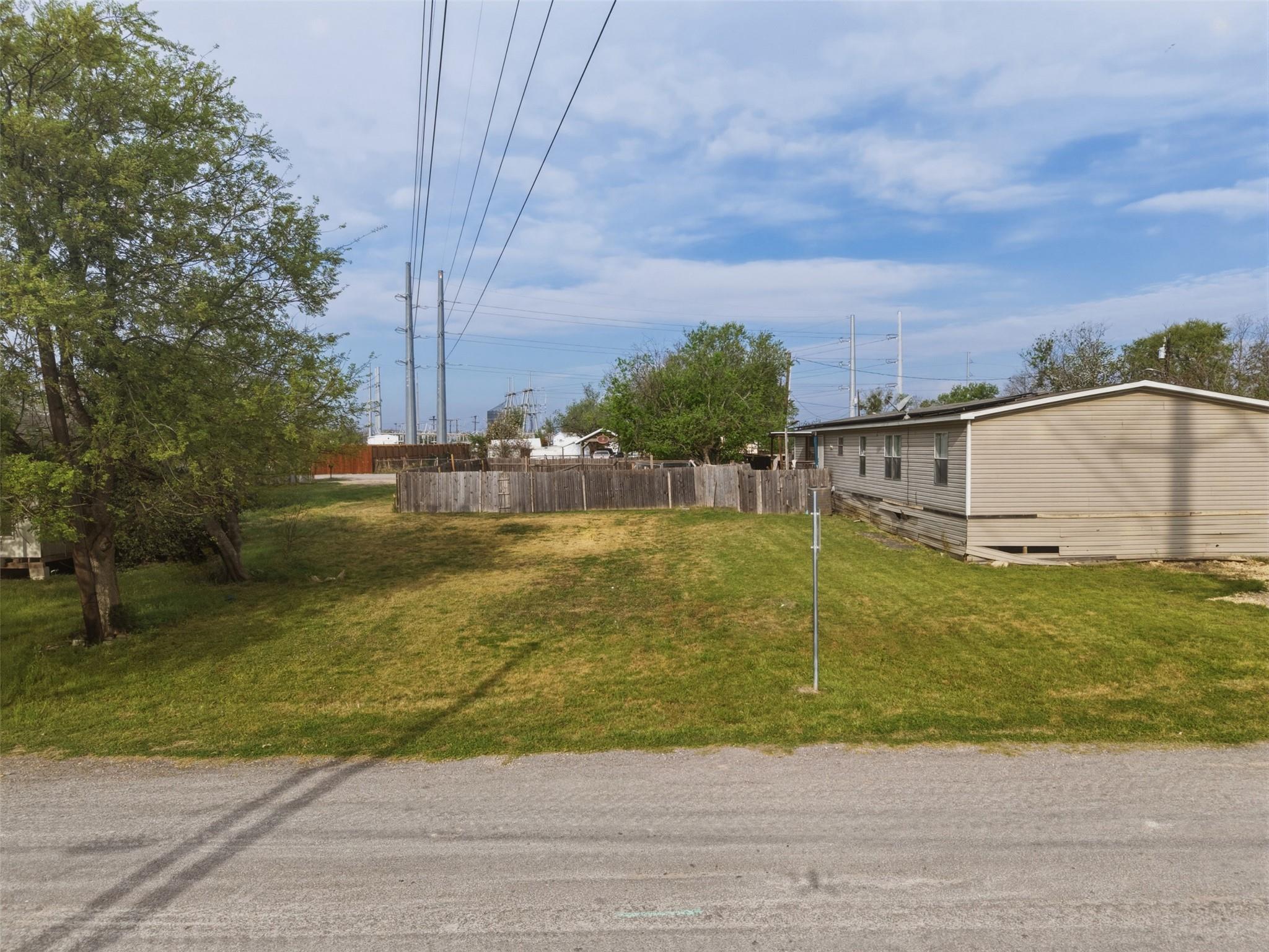 104  Royal St, Taylor, TX 76574 — photo 1
