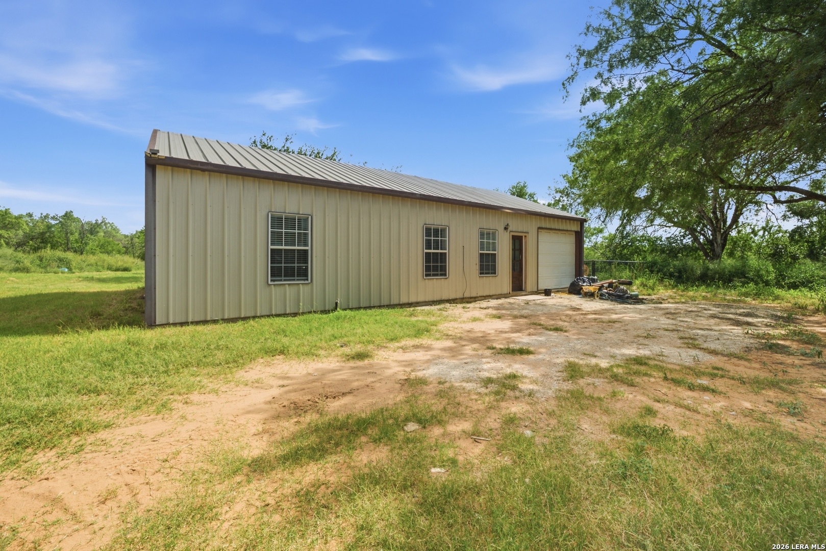 909 County Road 669, Devine, TX 78016 — photo 1