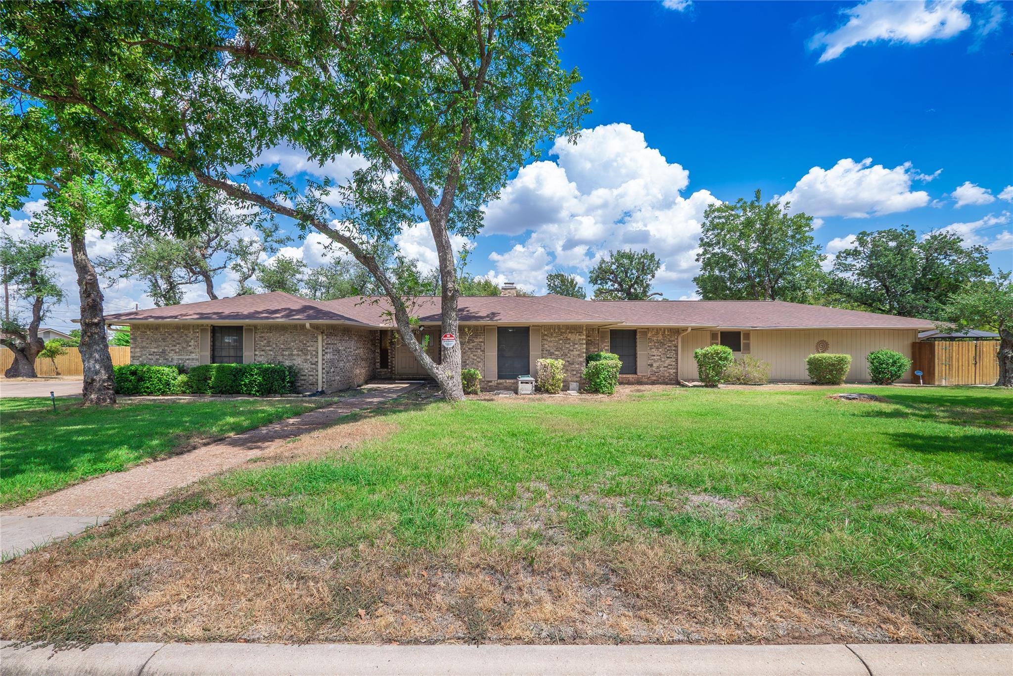 1702  Lone Oak Dr, Leander, TX 78641 — photo 1