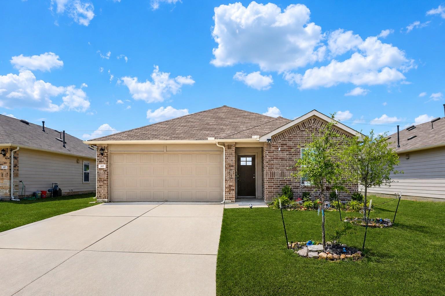 307  Abbey Ln, Lockhart, TX 78644 — photo 1