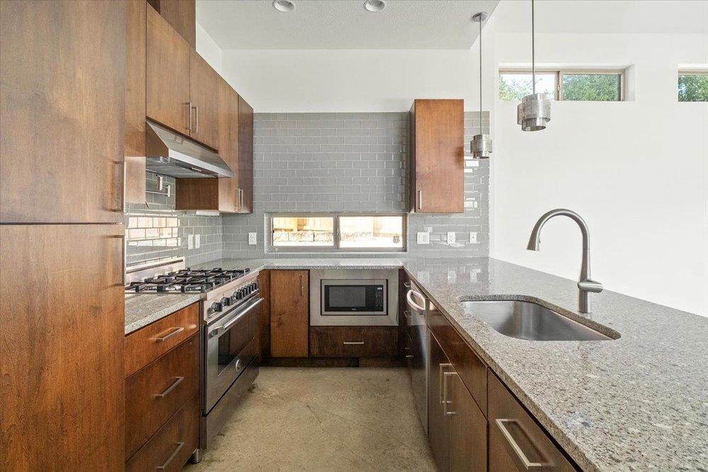 2501 E 9th St, Austin, TX 78702 — photo 1