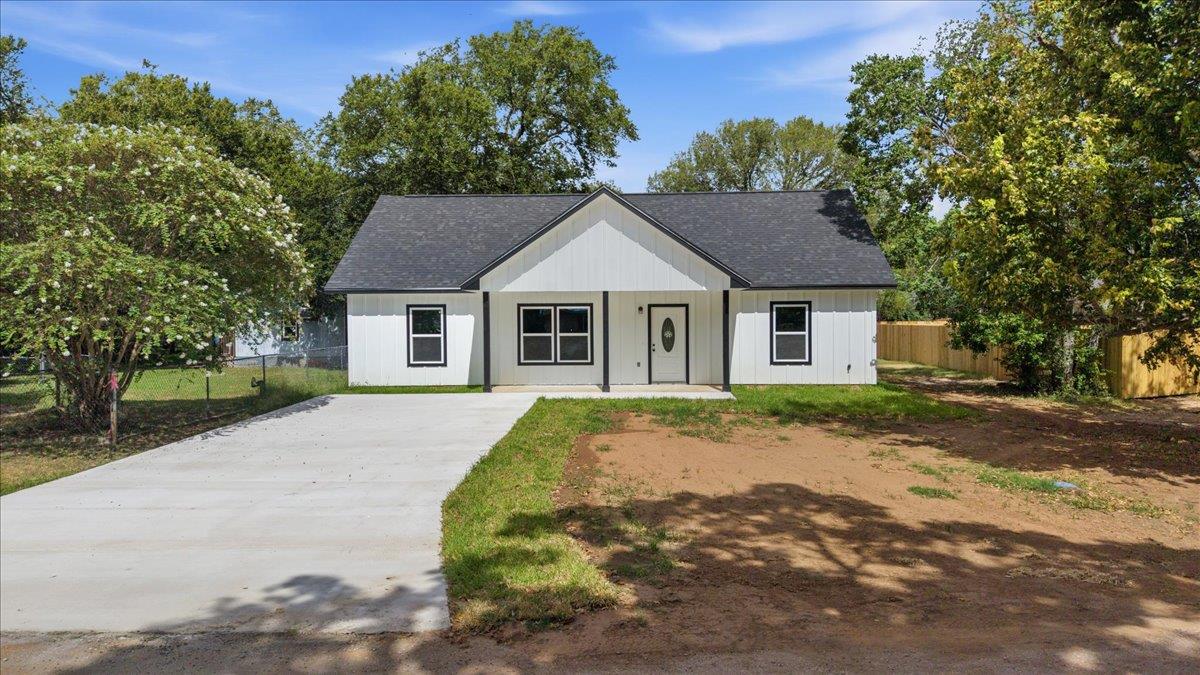 304  Lee St, Smithville, TX 78957 — photo 1