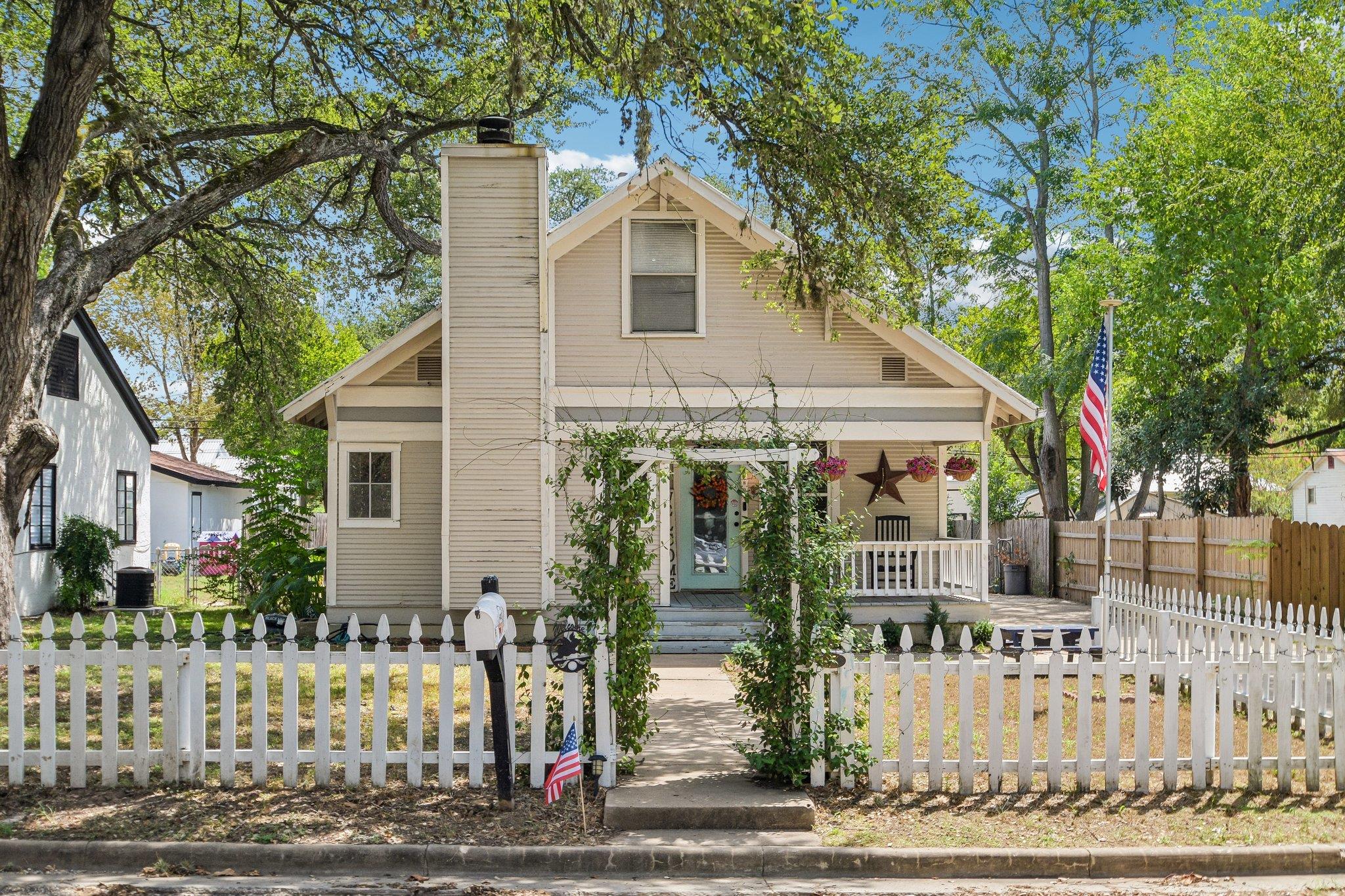 802 Hudgins St, Smithville, TX 78957 — photo 1
