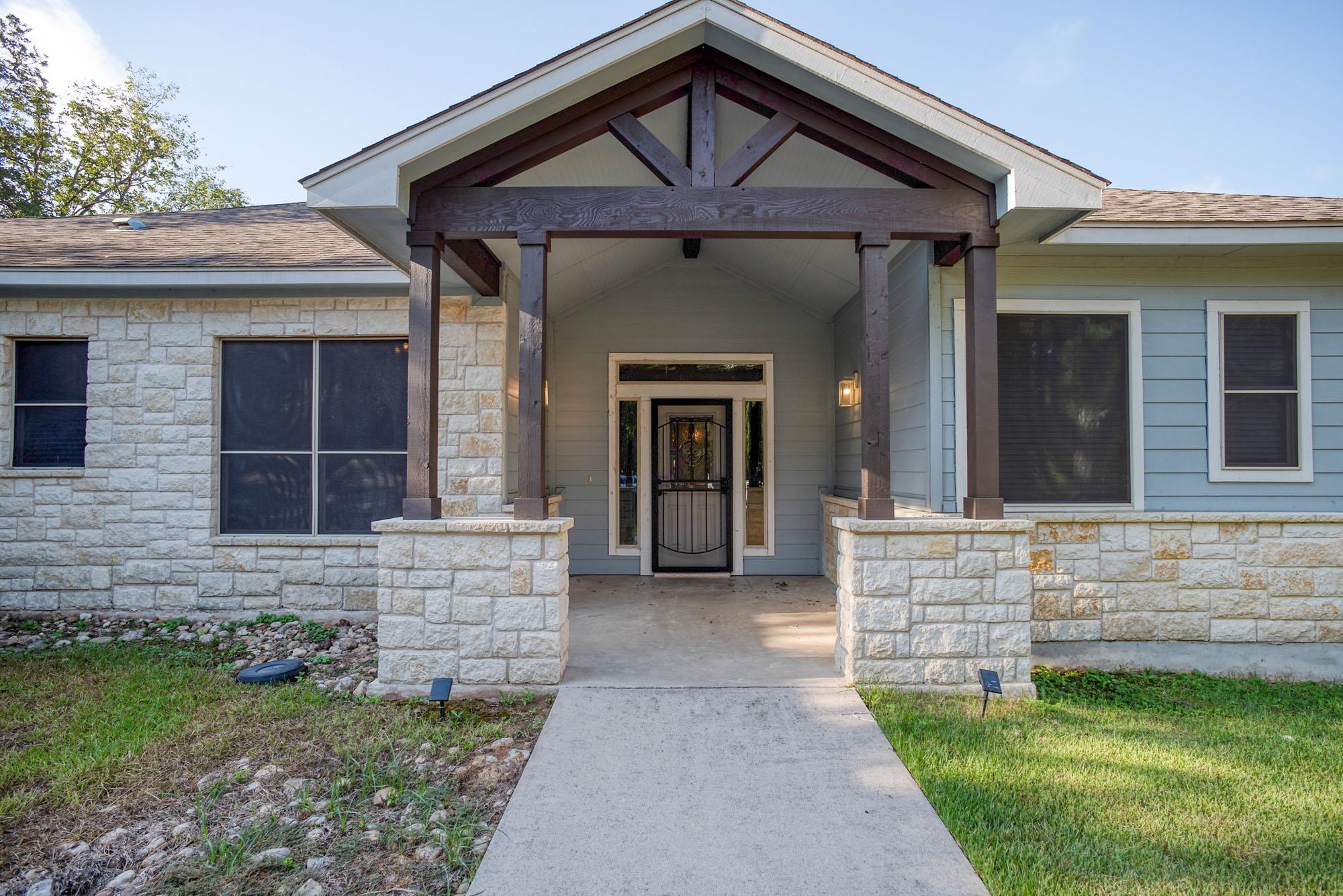 117 W Kamoi Ct, Bastrop, TX 78602 — photo 1