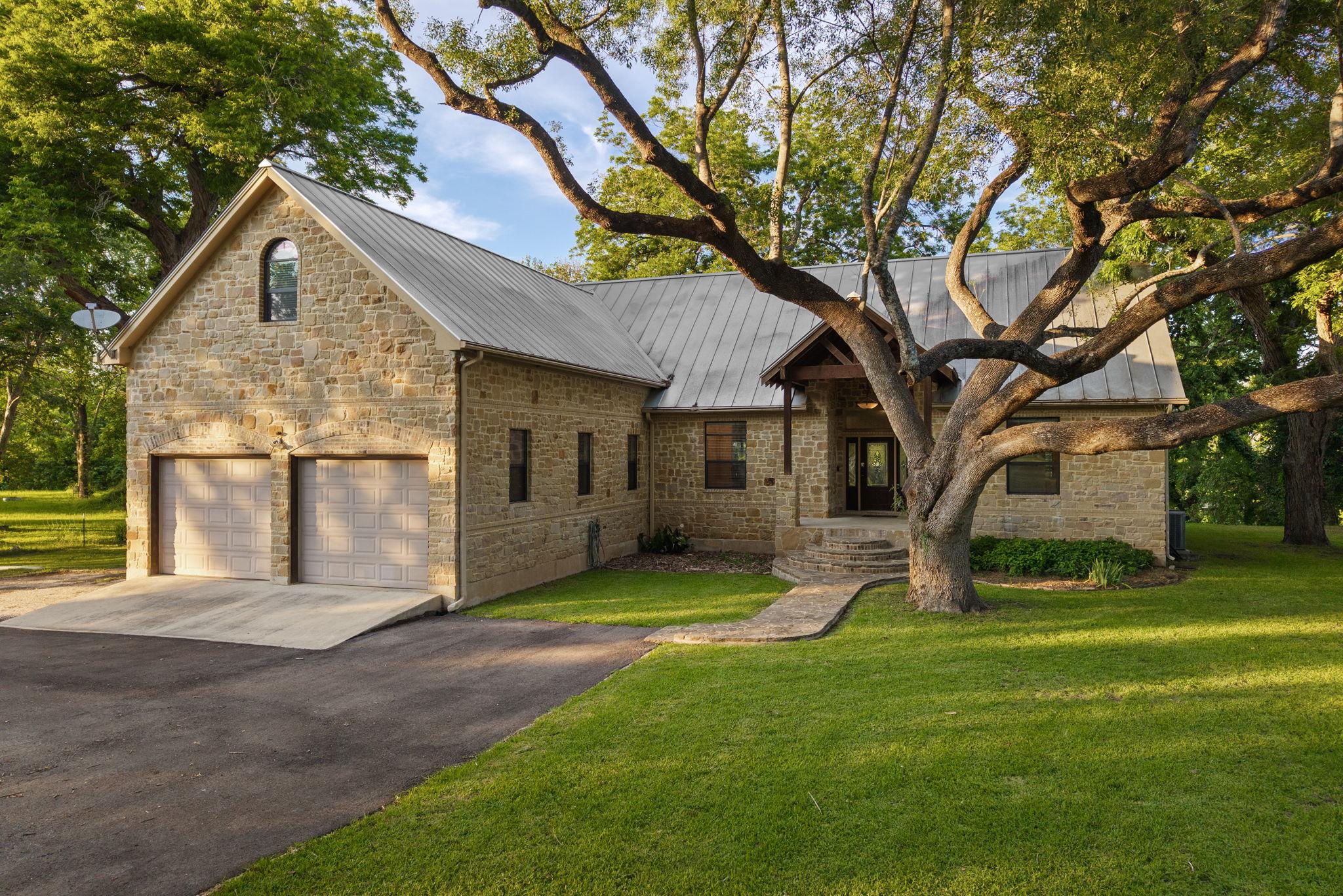 302  Guadalupe River Dr, Seguin, TX 78155 — photo 1