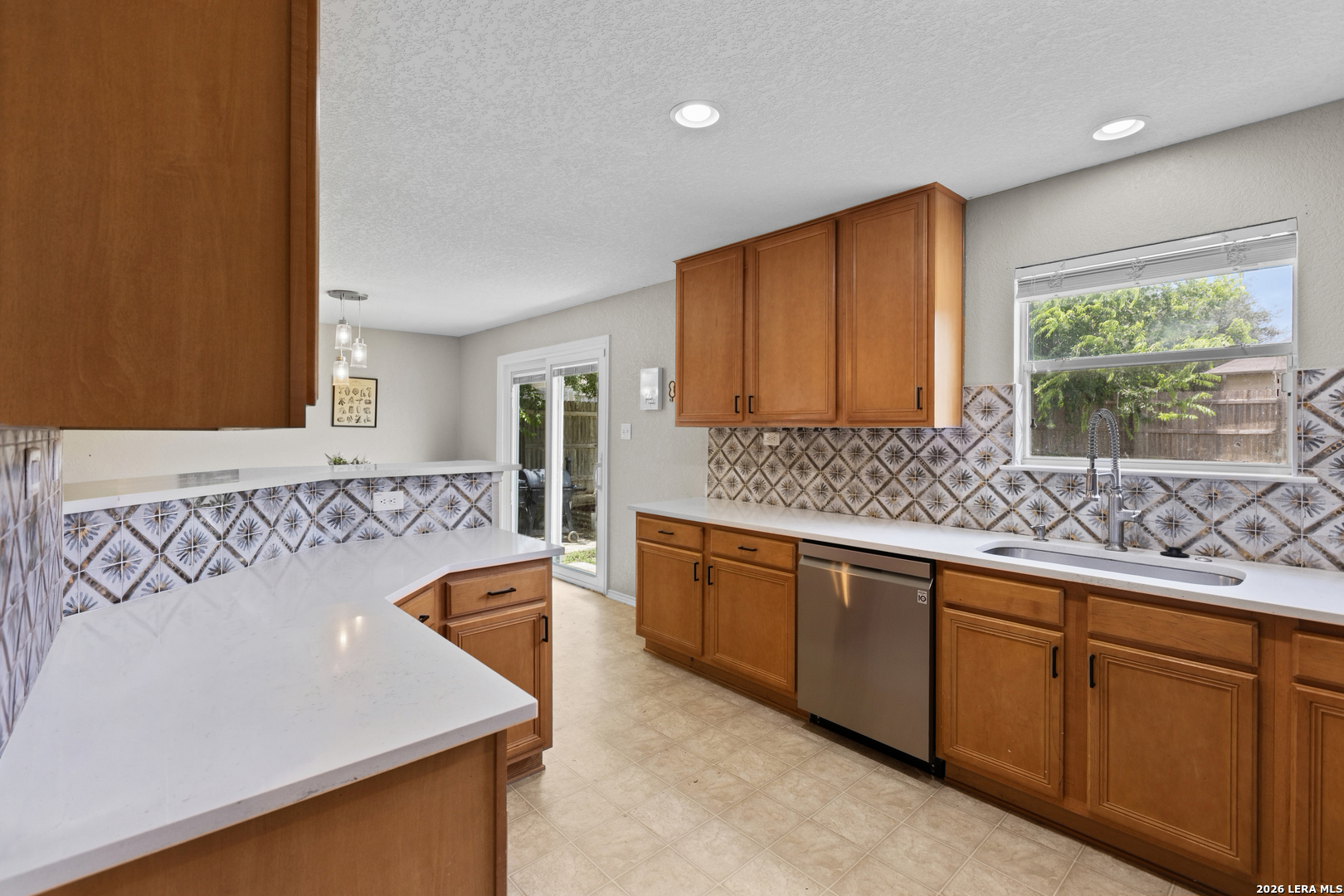 5747 COLUMBIA DR, Cibolo, TX 78108 — photo 1