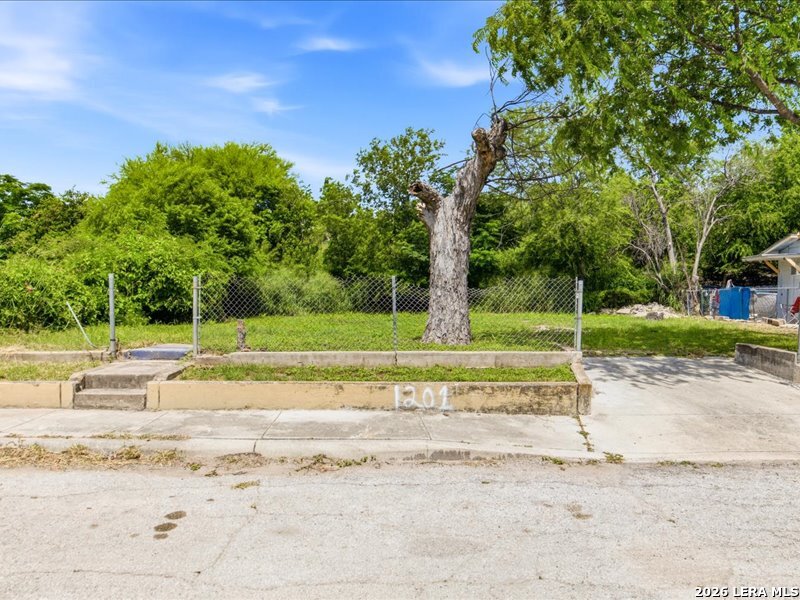 1201 S Comal, San Antonio, TX 78207 — photo 1