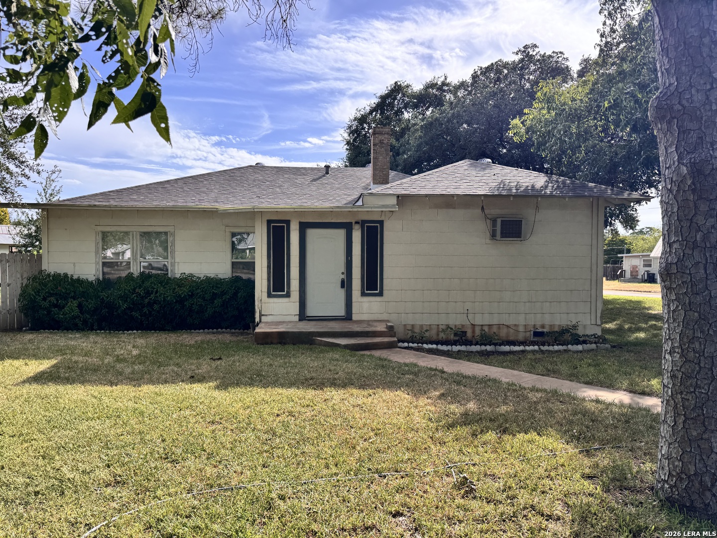 604 E Rio Grande, Pearsall, TX 78061 — photo 1