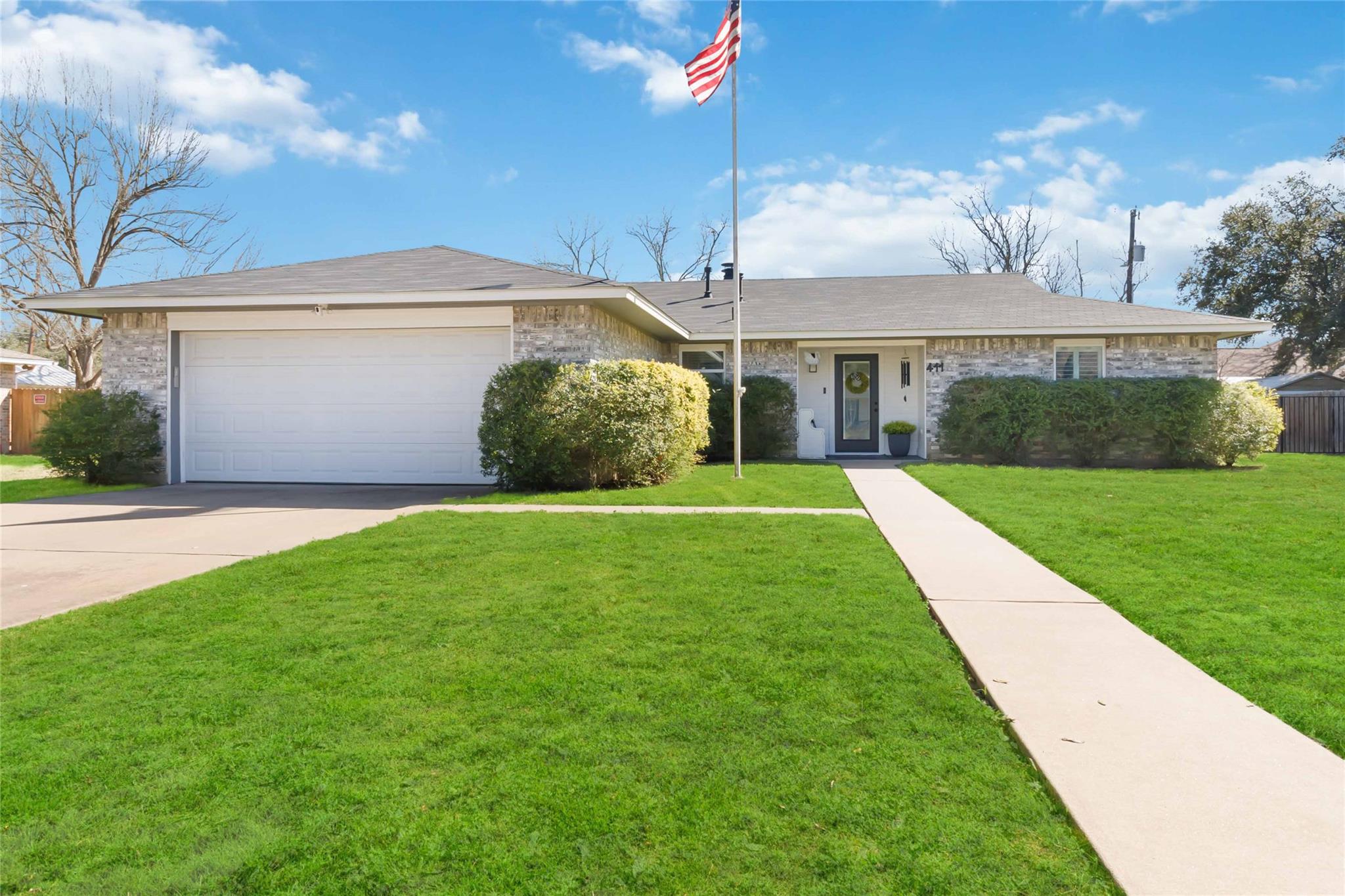 411 Oak St, Bastrop, TX 78602 — photo 1