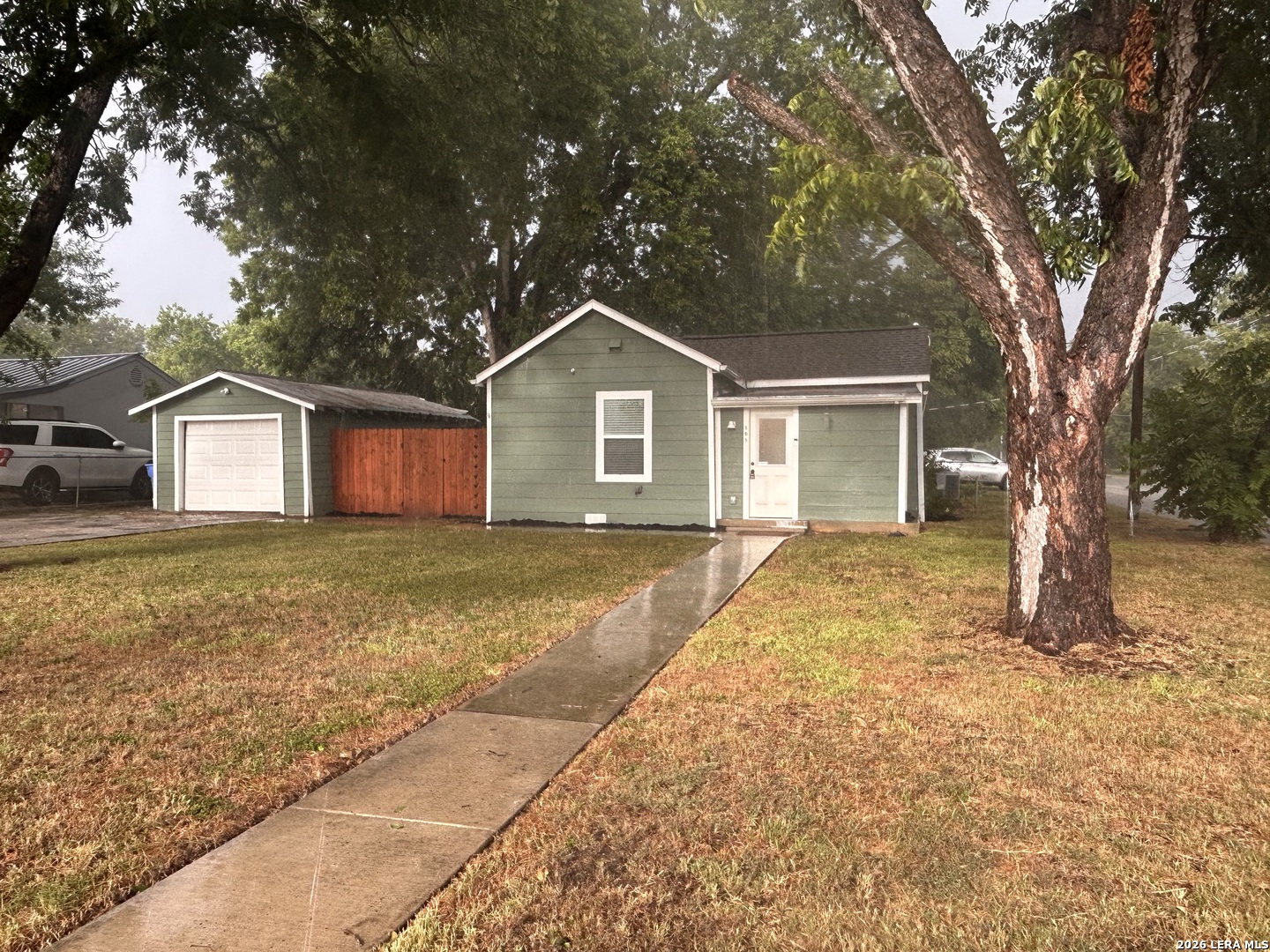 505 N Heideke, Seguin, TX 78155 — photo 1