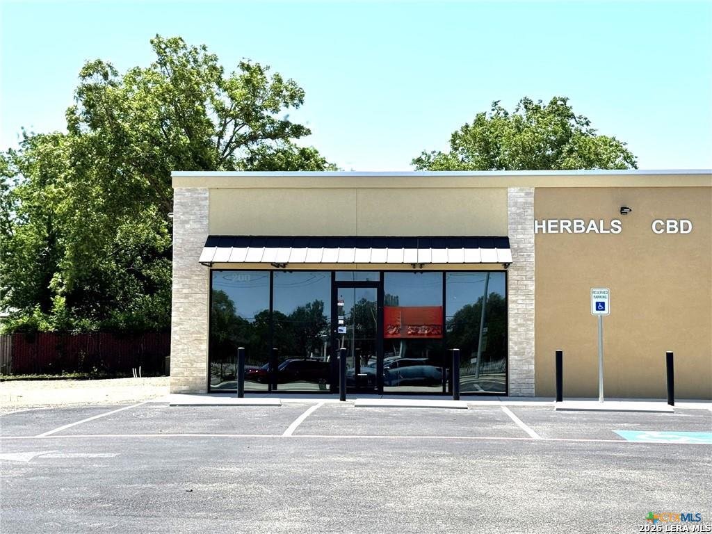 637 W Court, Seguin, TX 78155 — photo 1