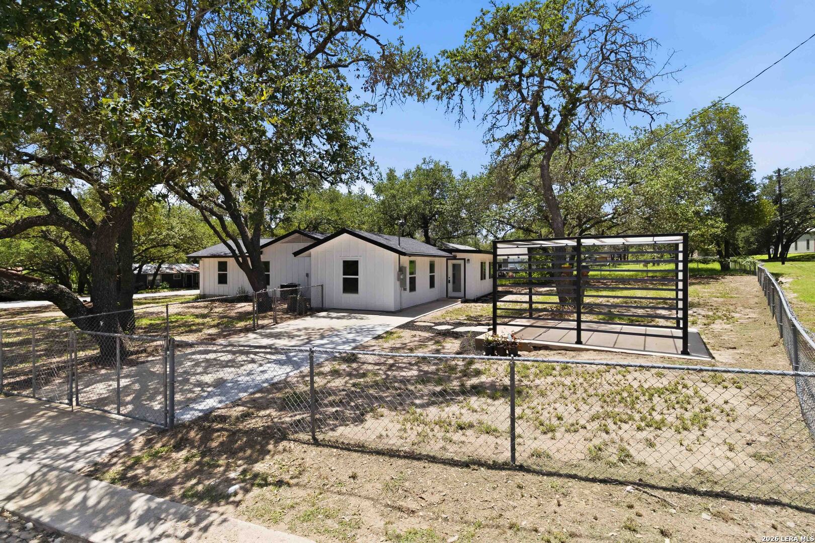 400 Wedgewood Way, Devine, TX 78016 — photo 1