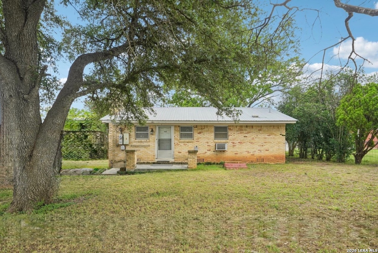 1620 CAVETT ST, Gonzales, TX 78629 — photo 1