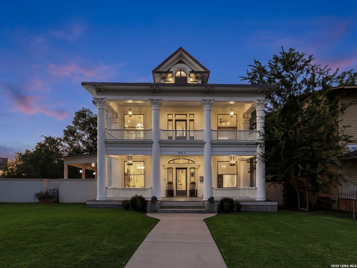 321 E Dewey Place, San Antonio, TX 78212 — photo 1