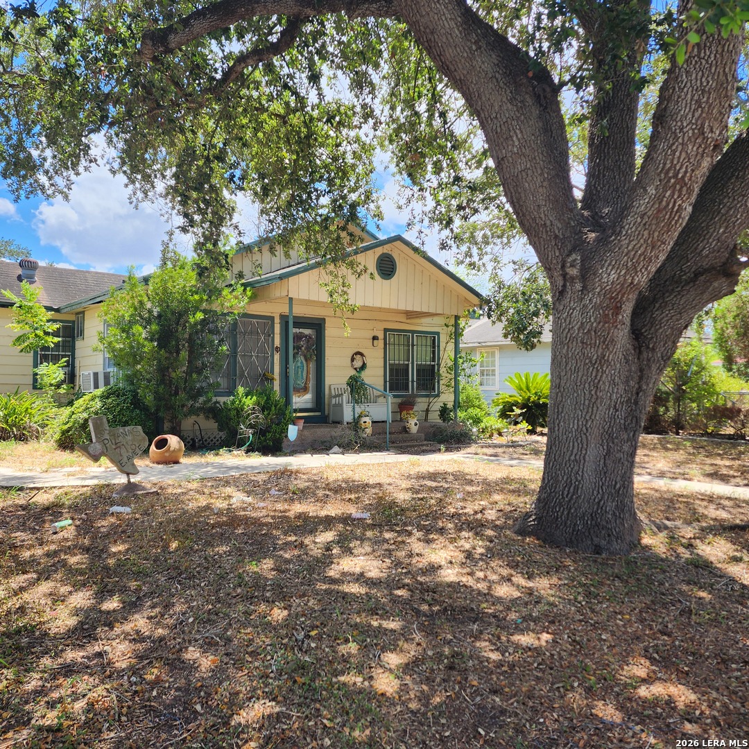 718 E AVENUE E, Robstown, TX 78380 — photo 1