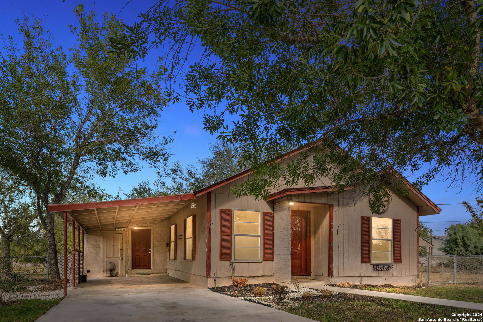412 W Coker, Devine, TX 78016 — photo 1