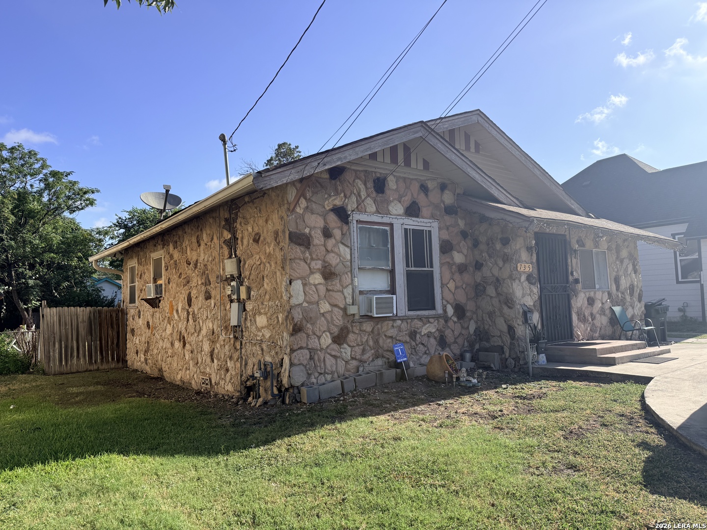 735 W HOLLYWOOD AVE, San Antonio, TX 78212 — photo 1
