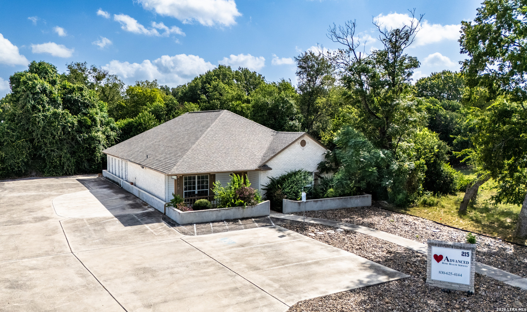215 COURTYARD DR, New Braunfels, TX 78130 — photo 1