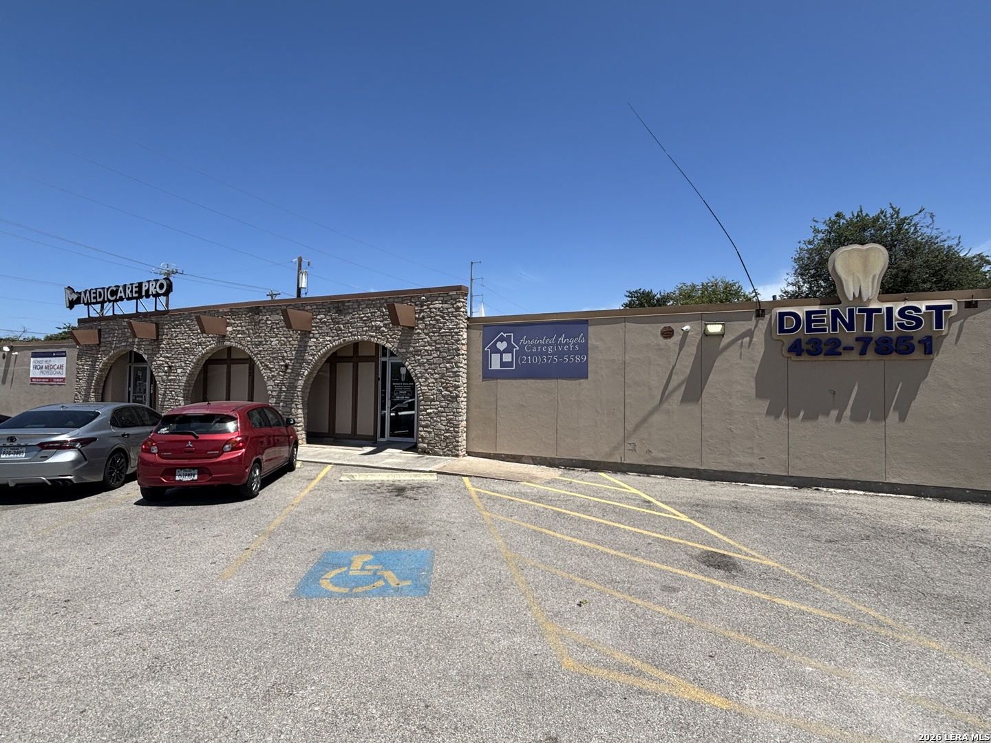 1302 S GENERAL MCMULLEN DR, San Antonio, TX 78237 — photo 1