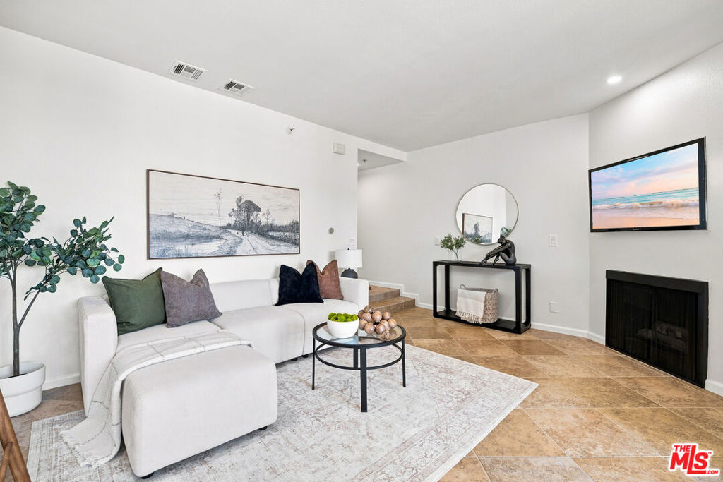 7320 Hawthorn Avenue 425, Los Angeles, CA 90046 — photo 1