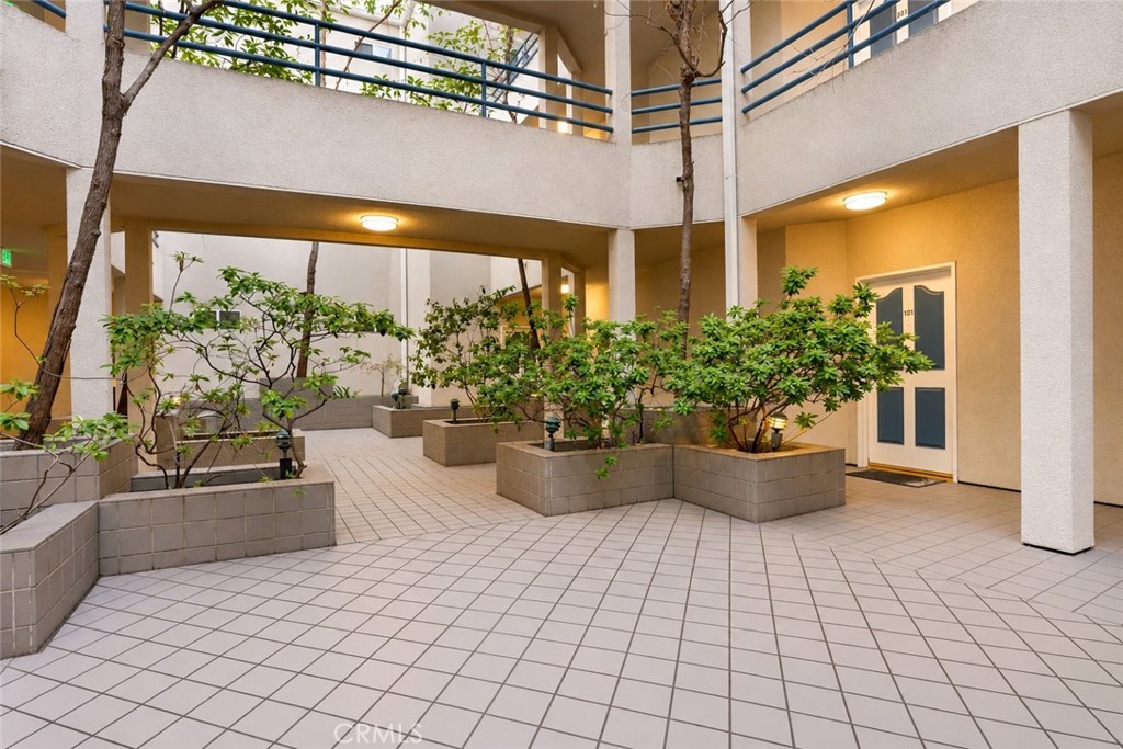 14415 Benefit Street 101, Sherman Oaks, CA 91423 — photo 1