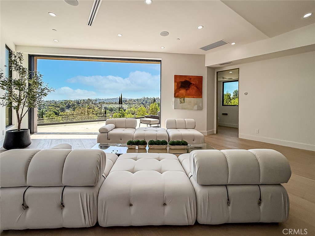5130 Medina, Woodland Hills, CA 91364 — photo 1