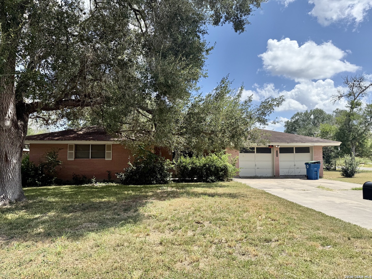 900 E Huntington, Beeville, TX 78102 — photo 1
