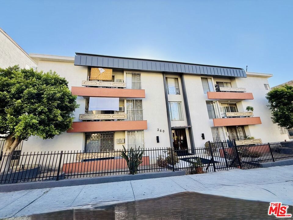 360 S Kenmore Avenue 305, Los Angeles, CA 90020 — photo 1